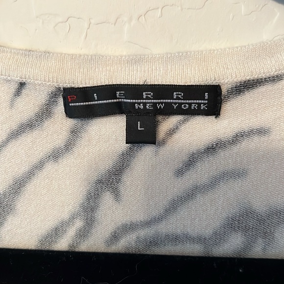 Pierre New York Sz Large. Zebra print sweater. Zip front. - Picture 2 of 7